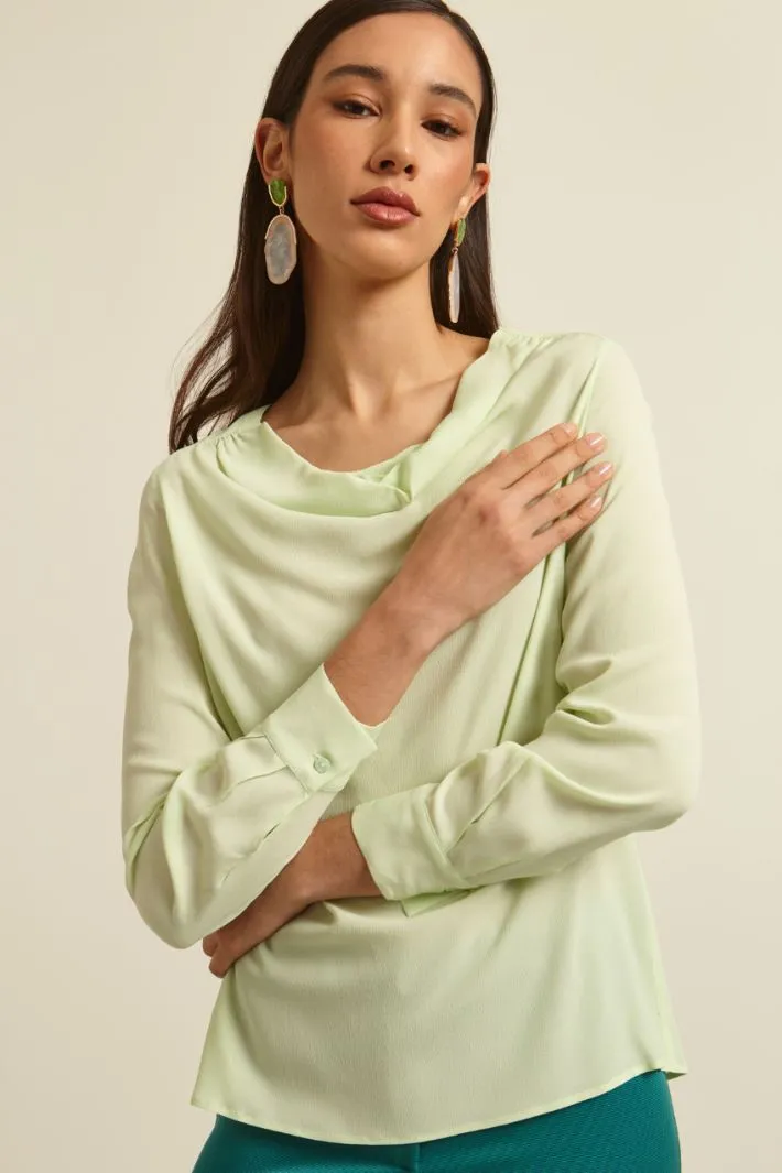 Blusa con scollo drappeggiato