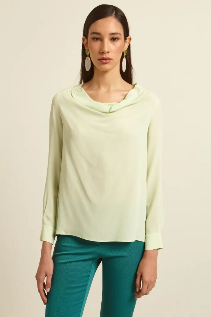 Blusa con scollo drappeggiato