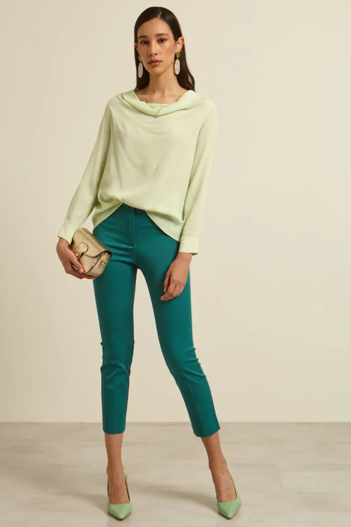 Blusa con scollo drappeggiato
