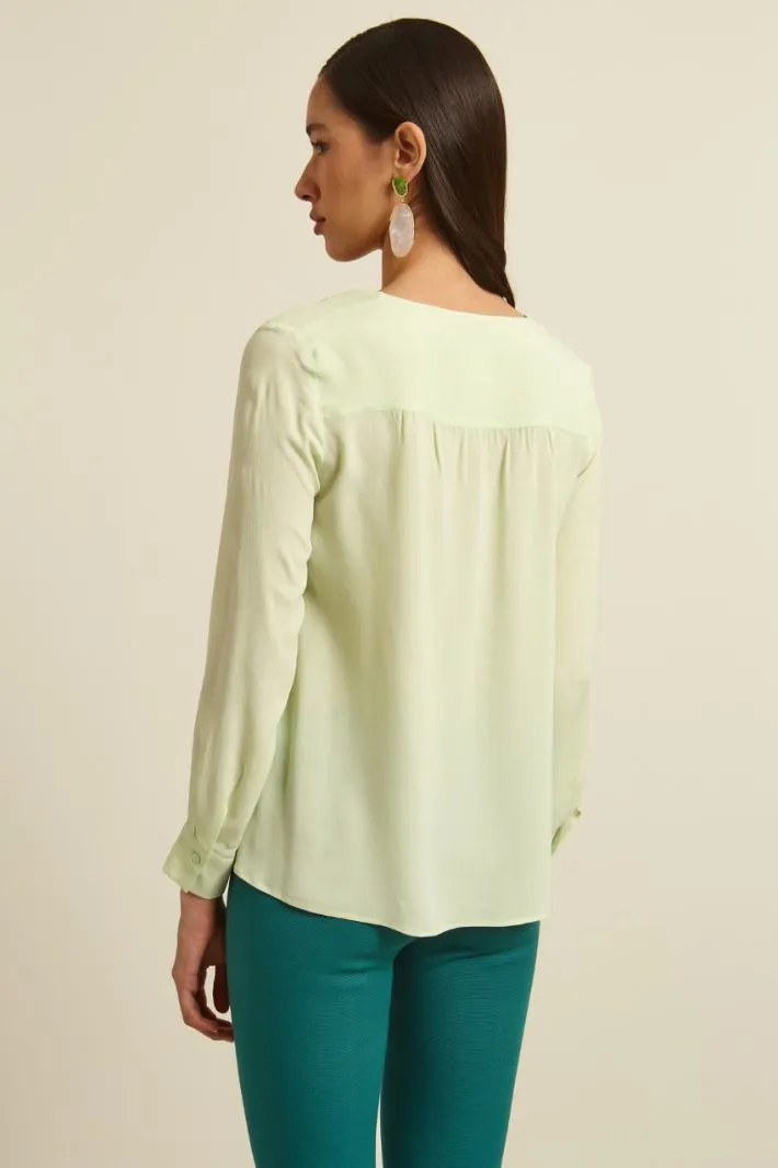 Blusa con scollo drappeggiato