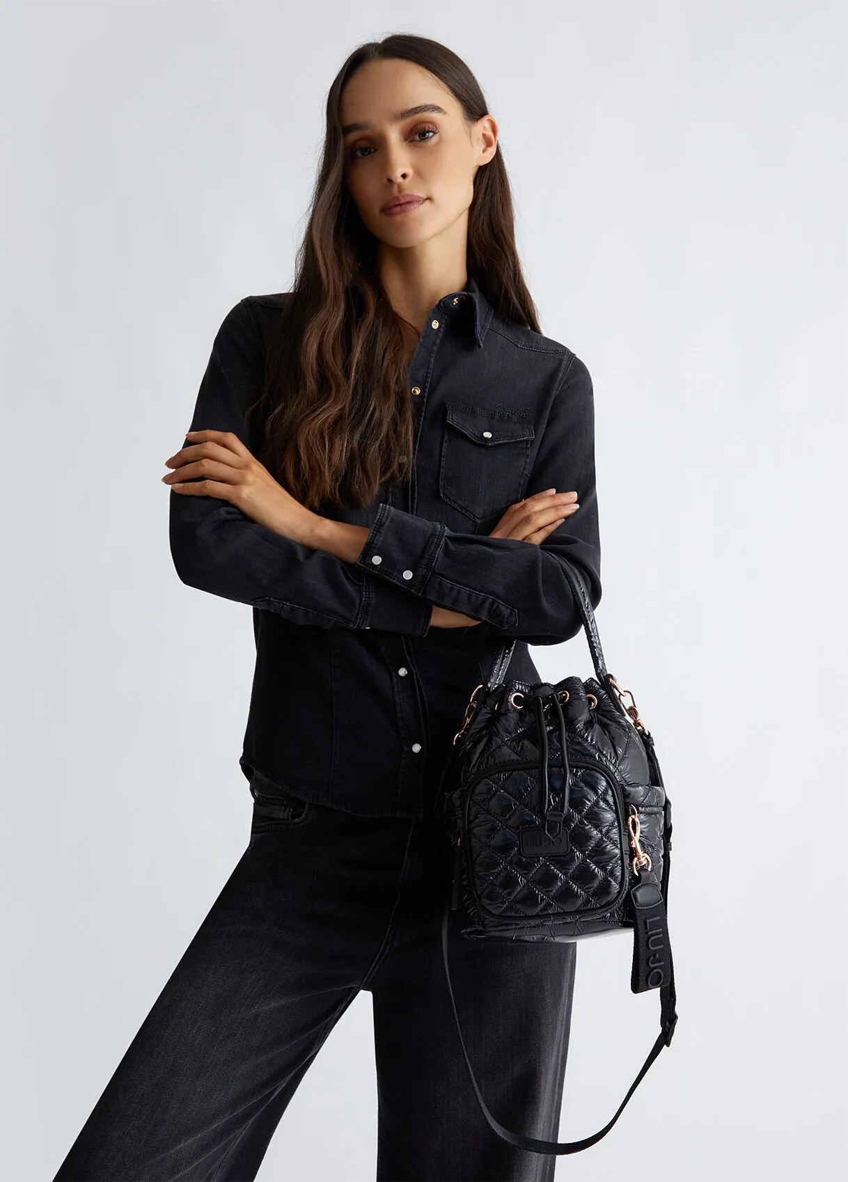 Borsa a secchiello in nylon trapuntato