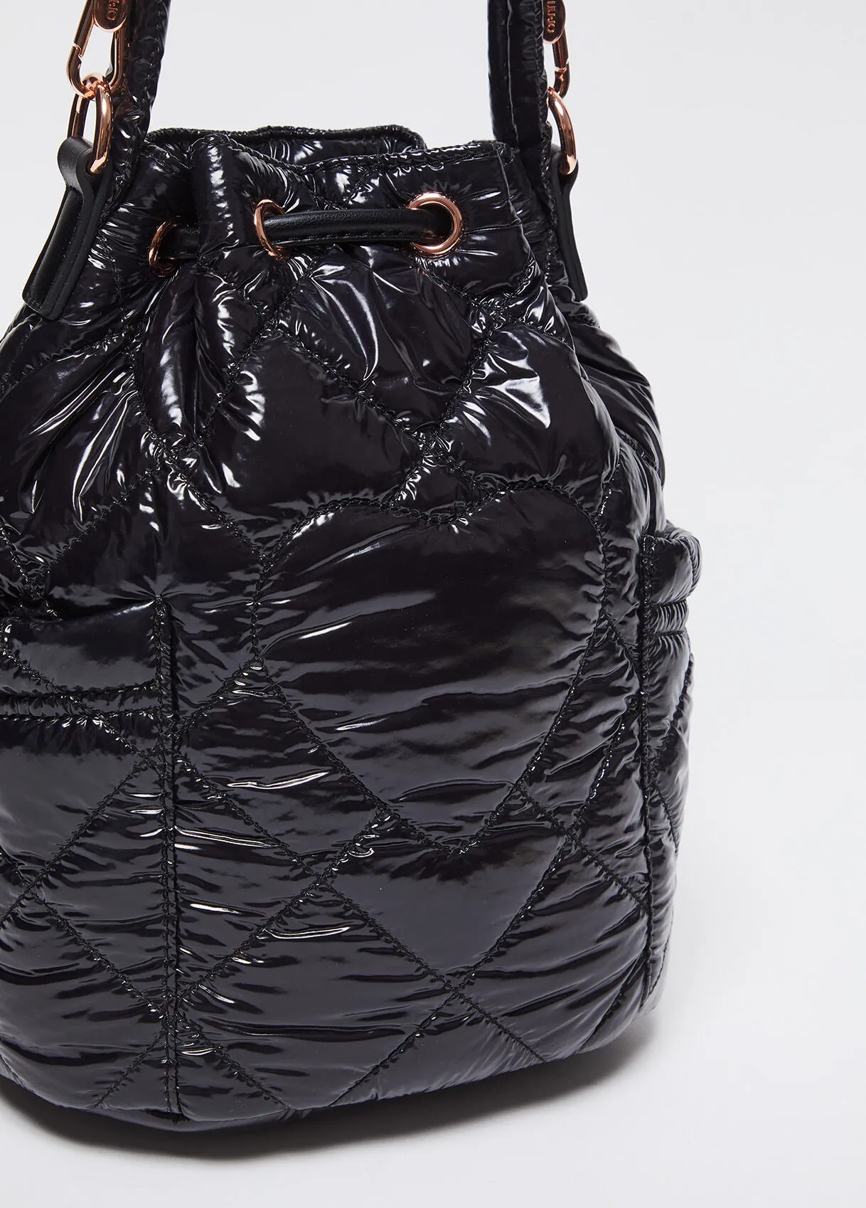 Borsa a secchiello in nylon trapuntato