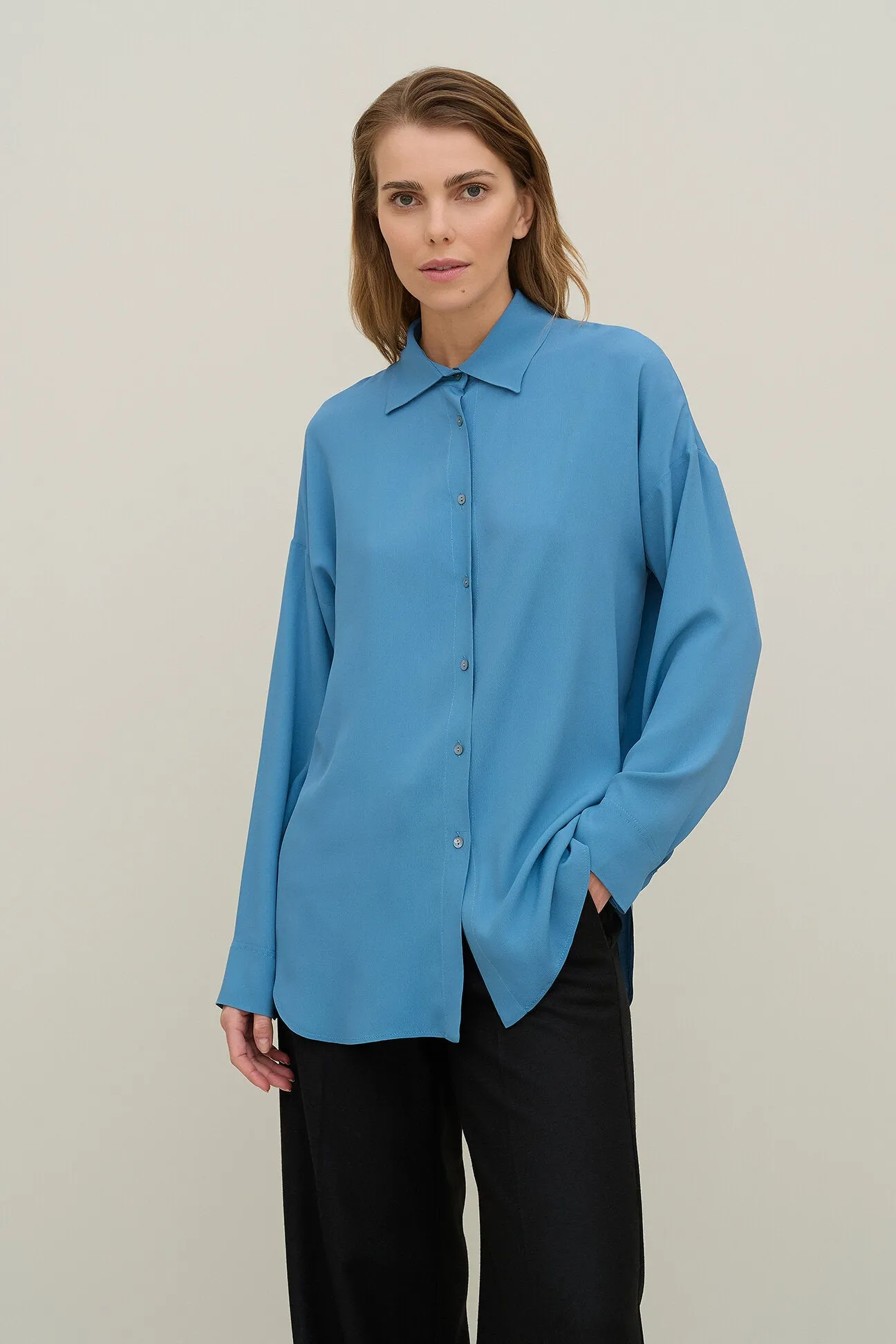 Camicia over in crepe de chine con bottoni madreperla anice