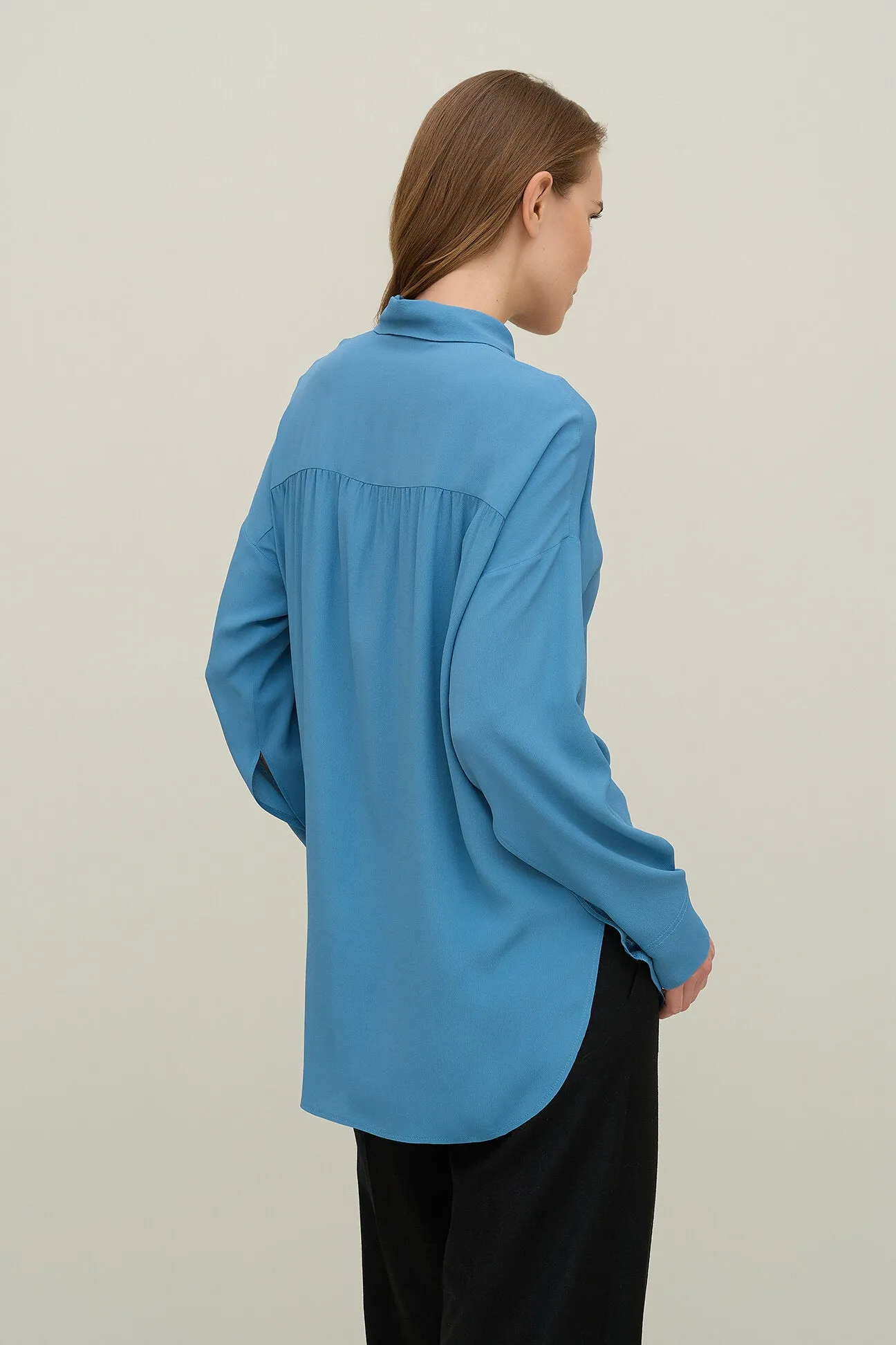 Camicia over in crepe de chine con bottoni madreperla anice