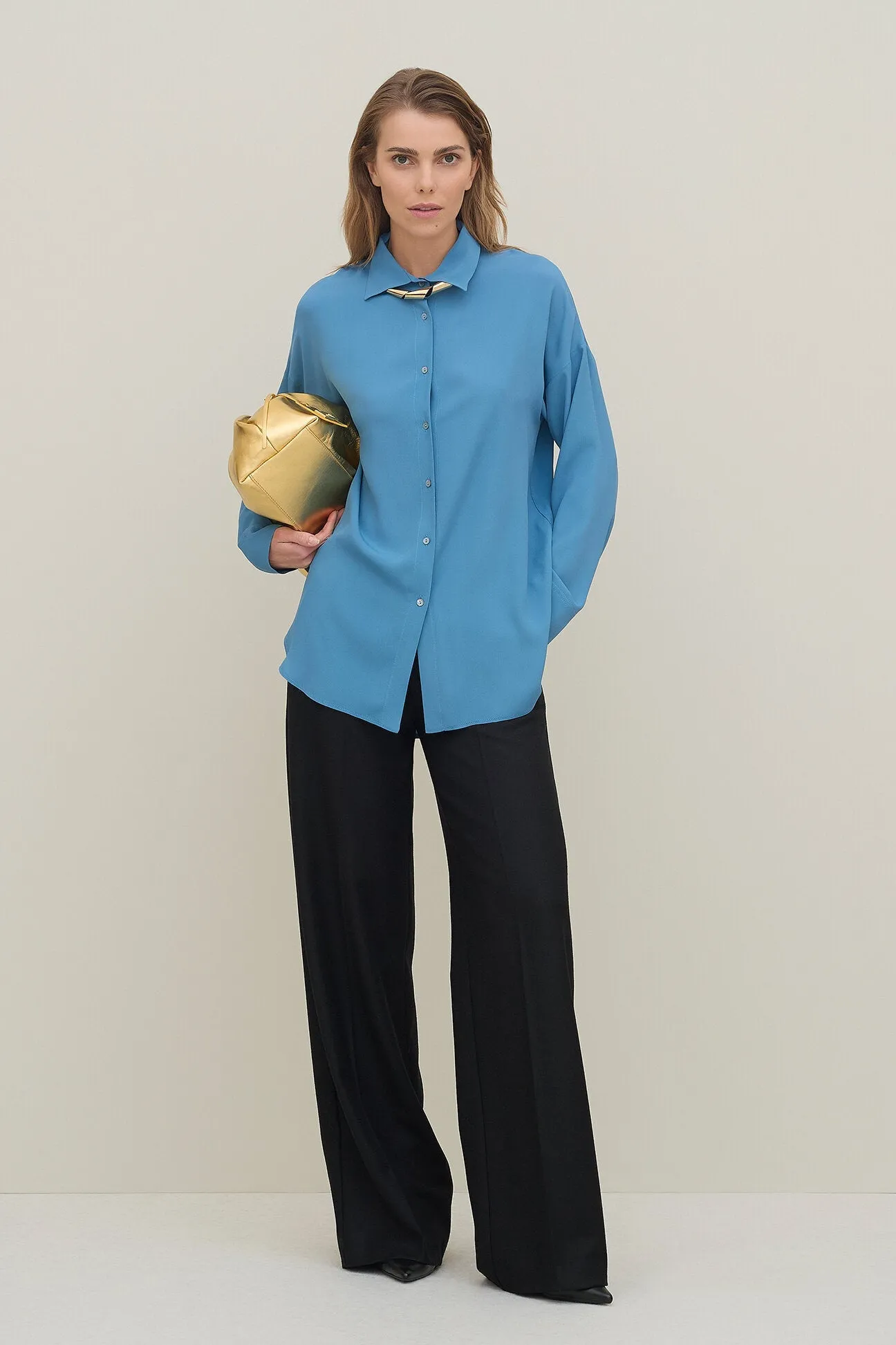 Camicia over in crepe de chine con bottoni madreperla anice