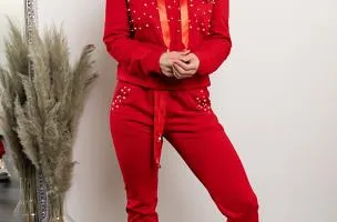 COMPLETO MAGLIETTA CON CAPPUCCIO E PANTALONE CON DETTAGLIATI DI PERLINE TINSELY, ROSSO