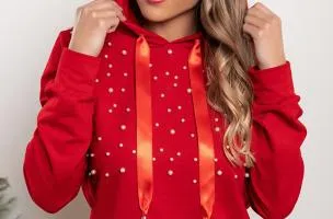 COMPLETO MAGLIETTA CON CAPPUCCIO E PANTALONE CON DETTAGLIATI DI PERLINE TINSELY, ROSSO