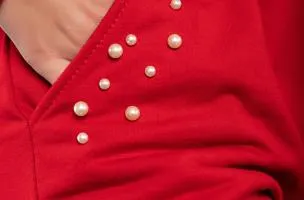 COMPLETO MAGLIETTA CON CAPPUCCIO E PANTALONE CON DETTAGLIATI DI PERLINE TINSELY, ROSSO