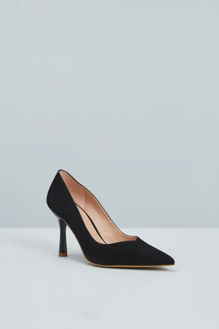 Décolleté in suede