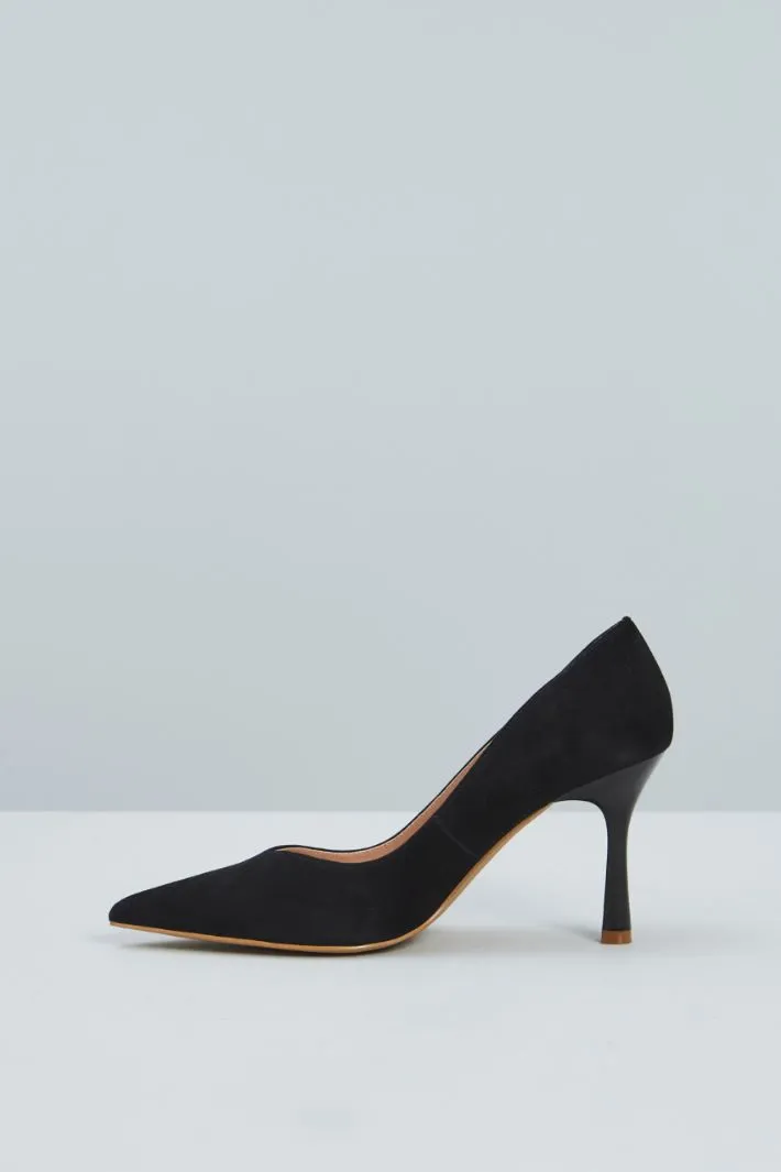 Décolleté in suede