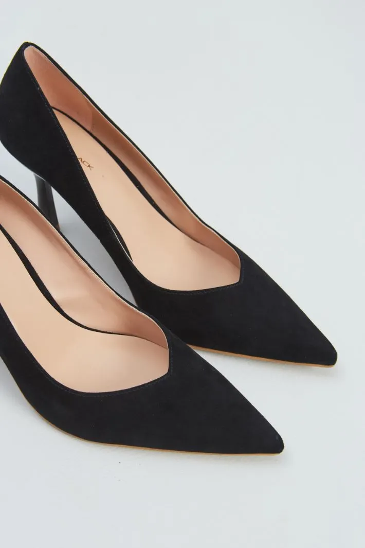 Décolleté in suede