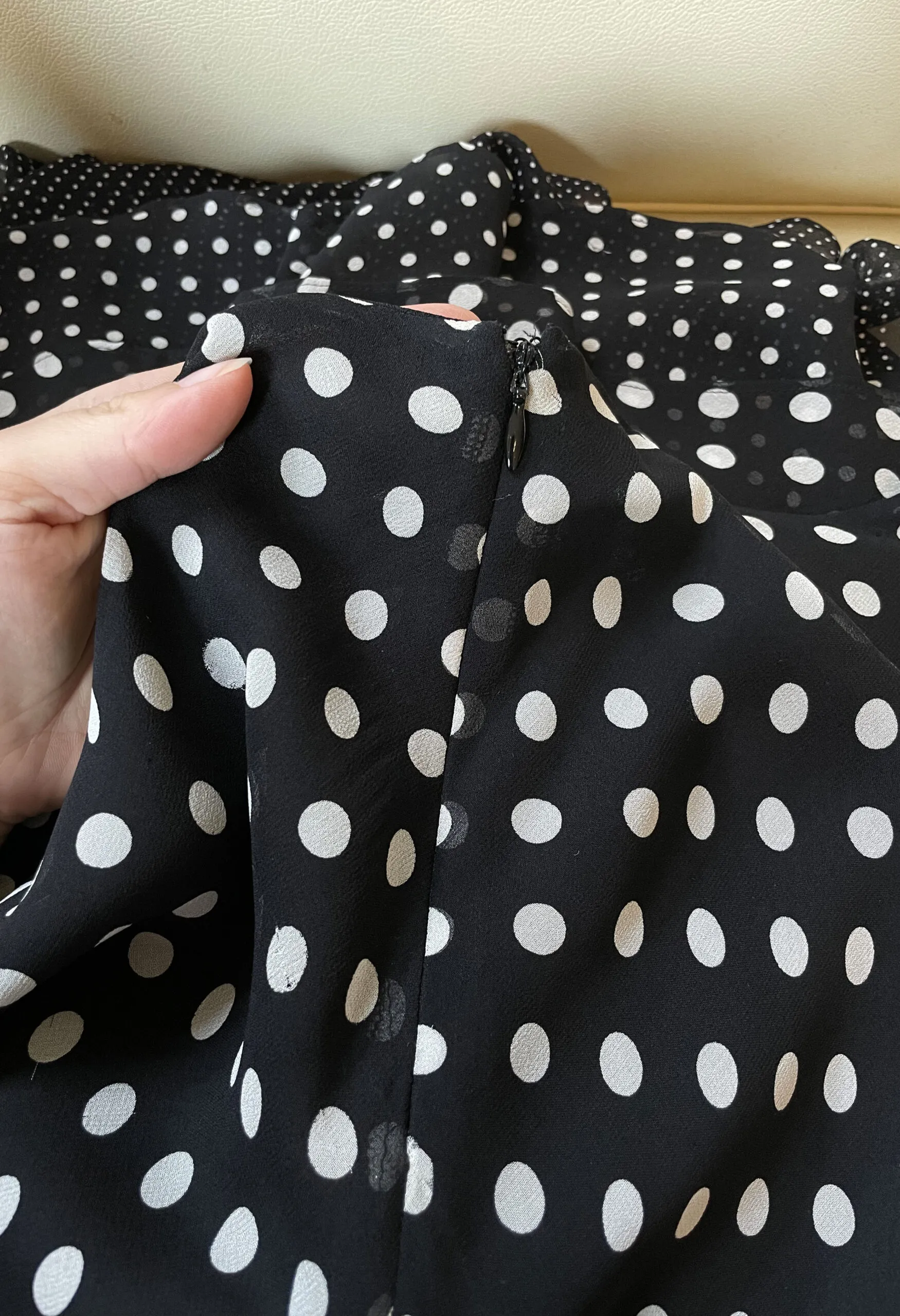 Gonna asimmetrica bianca e nera in pura seta a pois Luisa Spagnoli