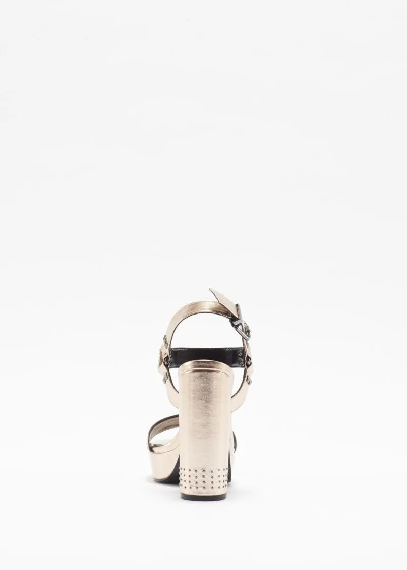 Sandali metal con rivetti