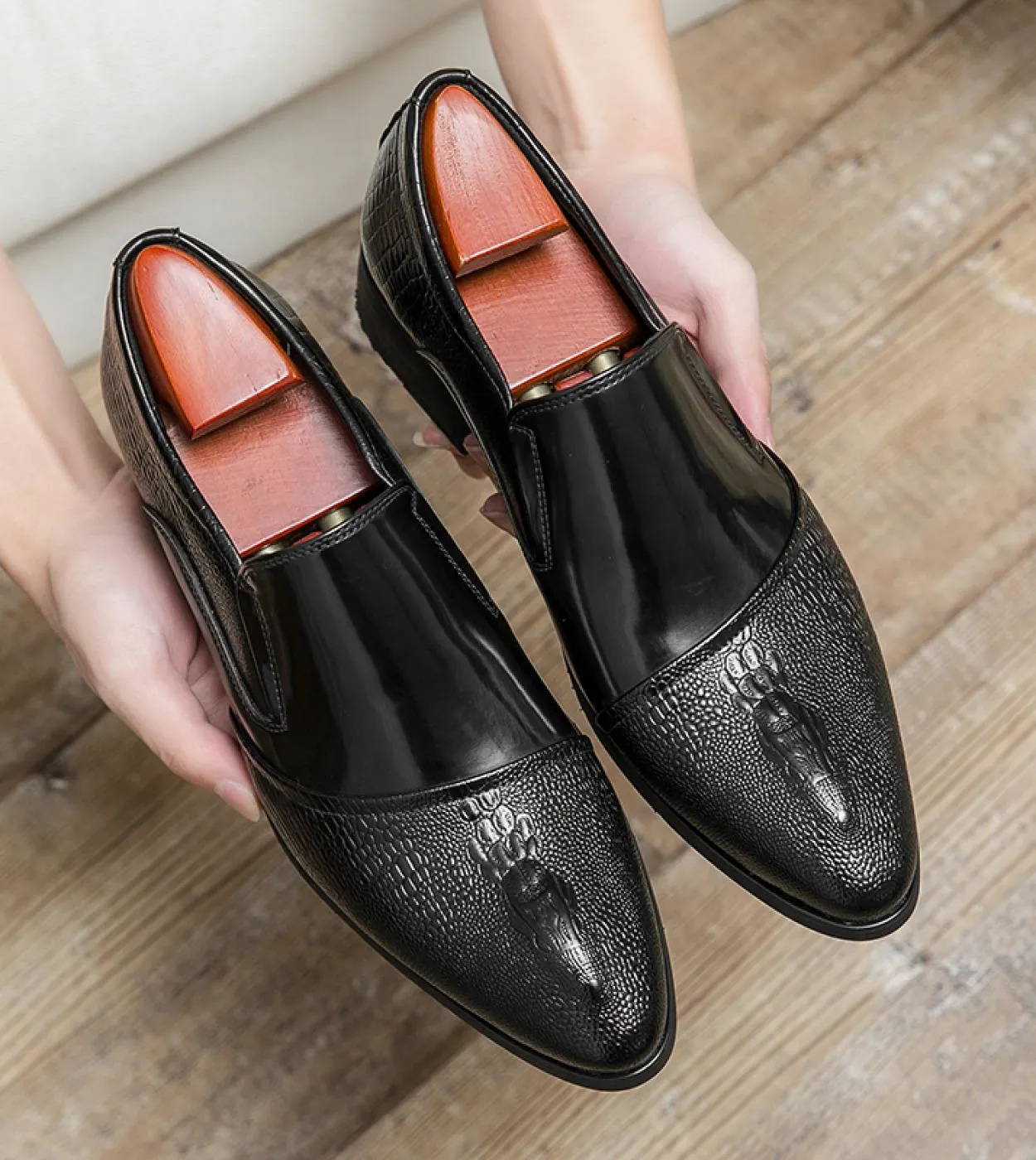 Scarpe da uomo di lusso in pelle Modello coccodrillo Scarpe eleganti da uomo daffari impermeabili Scarpe da sposa maschili Uomo
