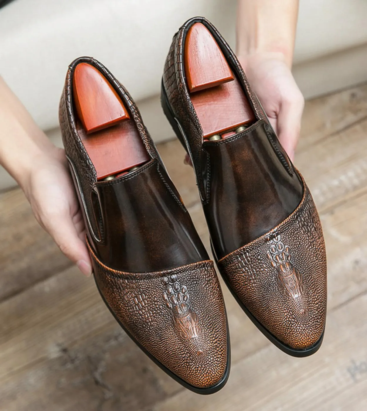Scarpe da uomo di lusso in pelle Modello coccodrillo Scarpe eleganti da uomo daffari impermeabili Scarpe da sposa maschili Uomo