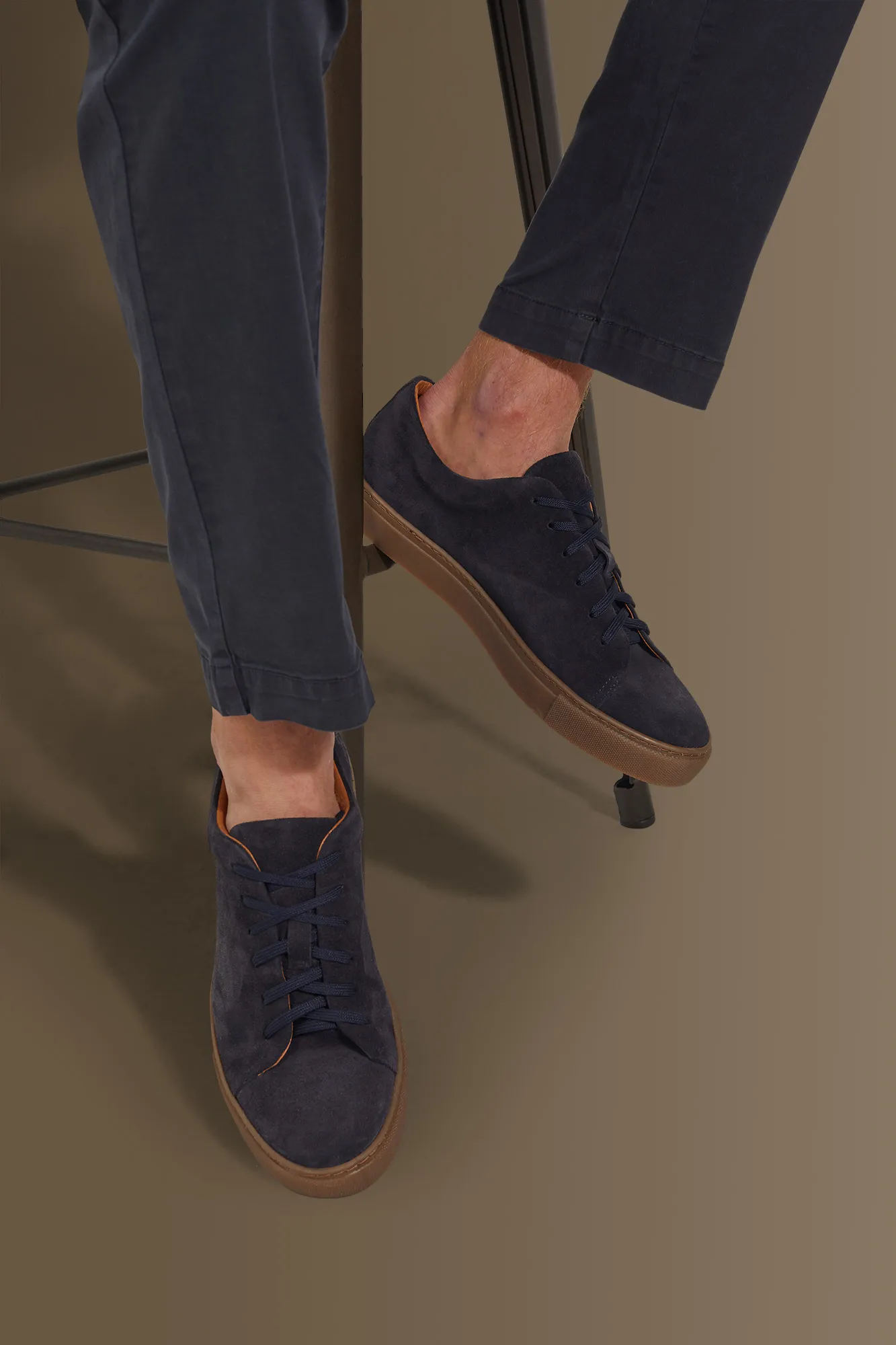 Sneakers uomo in vera pelle scamosciata