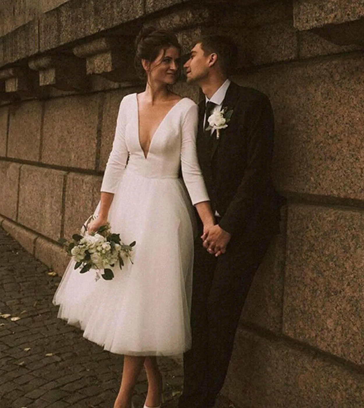 Splendidi abiti da sposa con scollo a V profondo Raso da donna 2023 Bottoni posteriori Abiti da sposa corti Manica lunga Lunghez