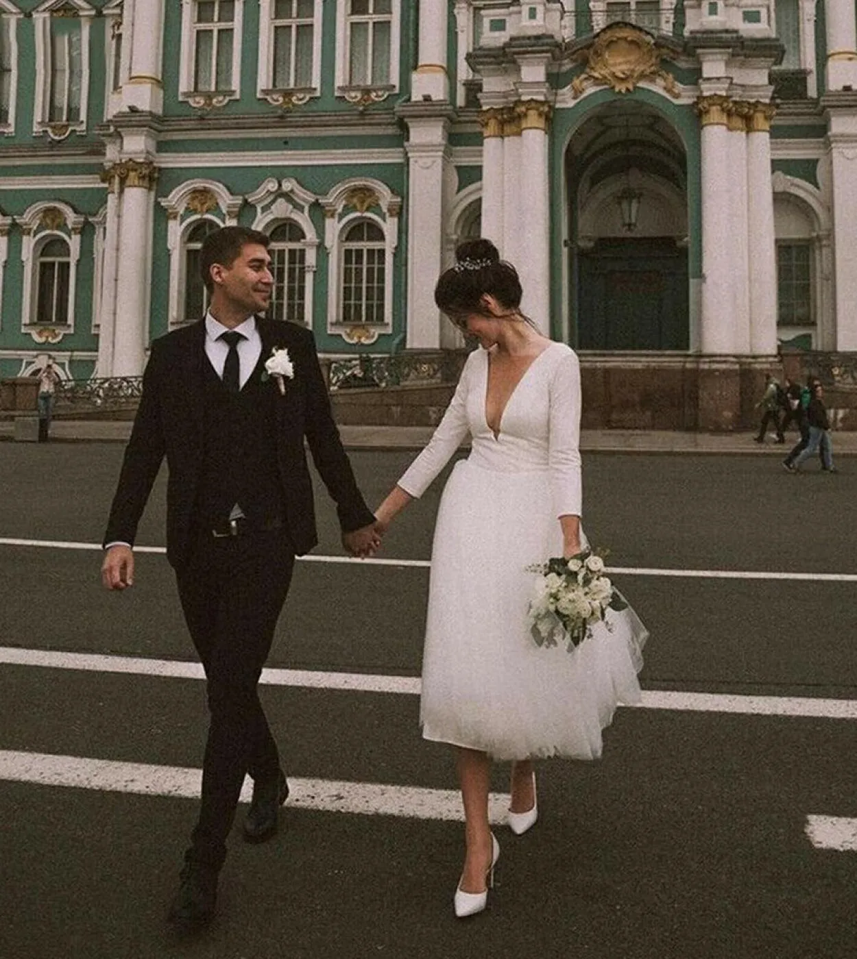 Splendidi abiti da sposa con scollo a V profondo Raso da donna 2023 Bottoni posteriori Abiti da sposa corti Manica lunga Lunghez
