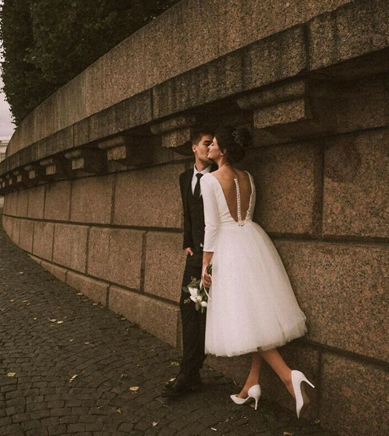 Splendidi abiti da sposa con scollo a V profondo Raso da donna 2023 Bottoni posteriori Abiti da sposa corti Manica lunga Lunghez