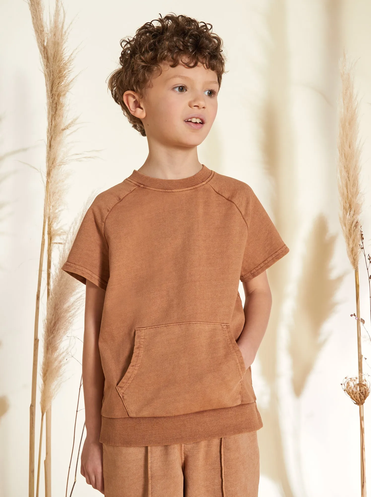 T-shirt spessa in cotone con tasca a marsupio - MARRONE