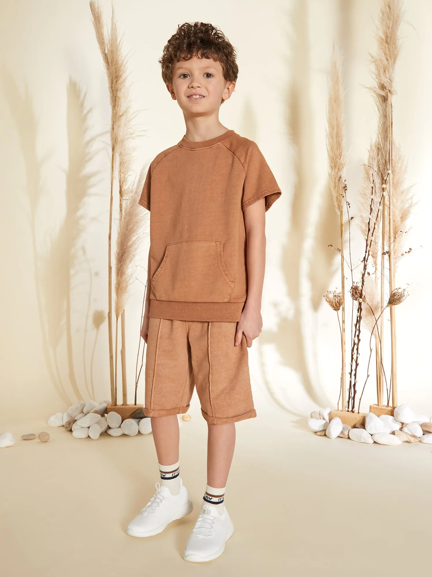 T-shirt spessa in cotone con tasca a marsupio - MARRONE