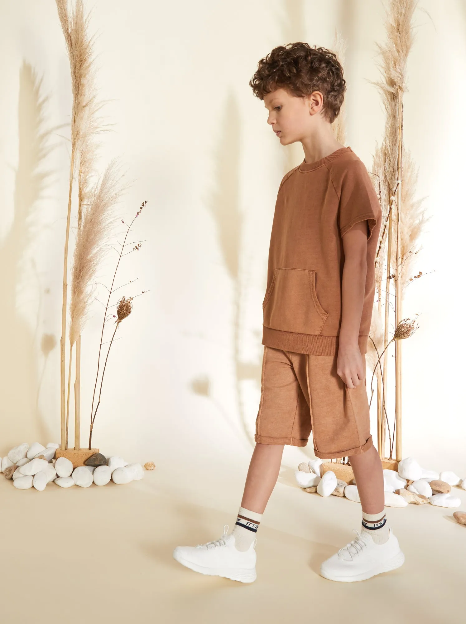 T-shirt spessa in cotone con tasca a marsupio - MARRONE