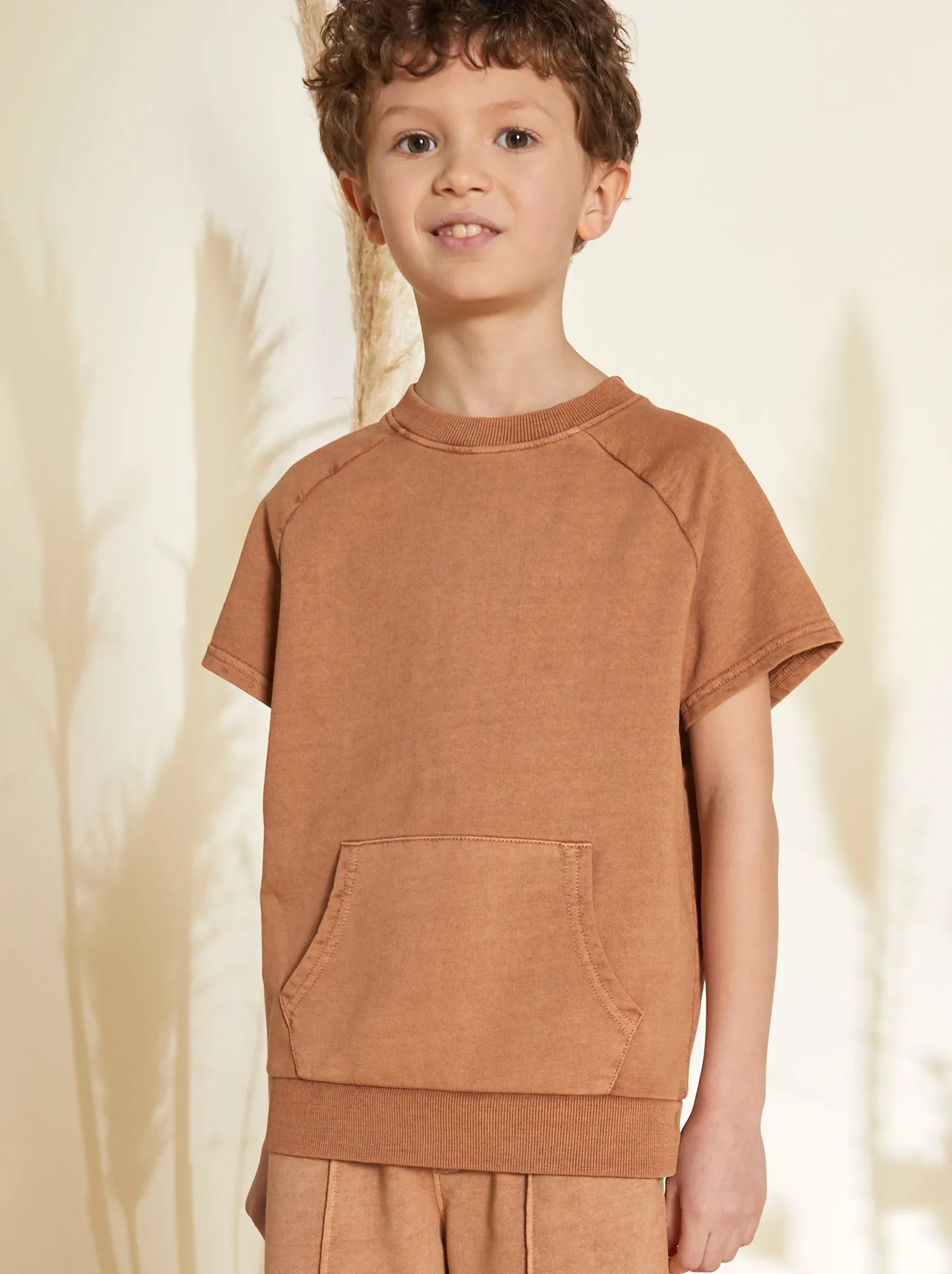 T-shirt spessa in cotone con tasca a marsupio - MARRONE